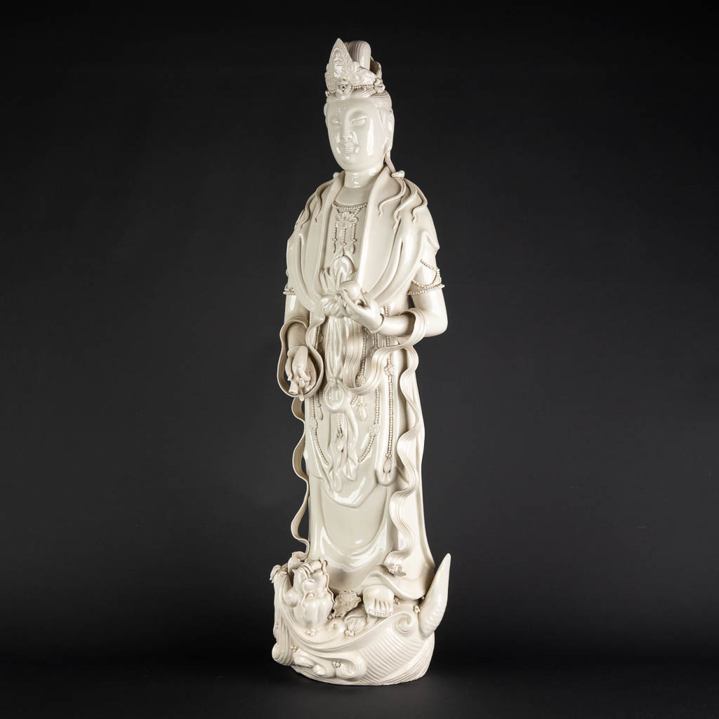 A large Chinese Guanyin figurine, blanc de chine porcelain. 20th C. (D:20 x W:23 x H:80 cm)