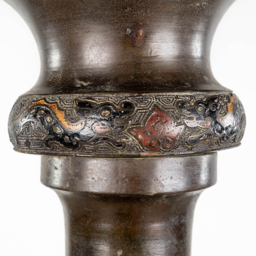 Een grote Japanse brûle parfum afgewerkt met champslevé decor. 19de eeuw. (H:168 x D:38 cm)