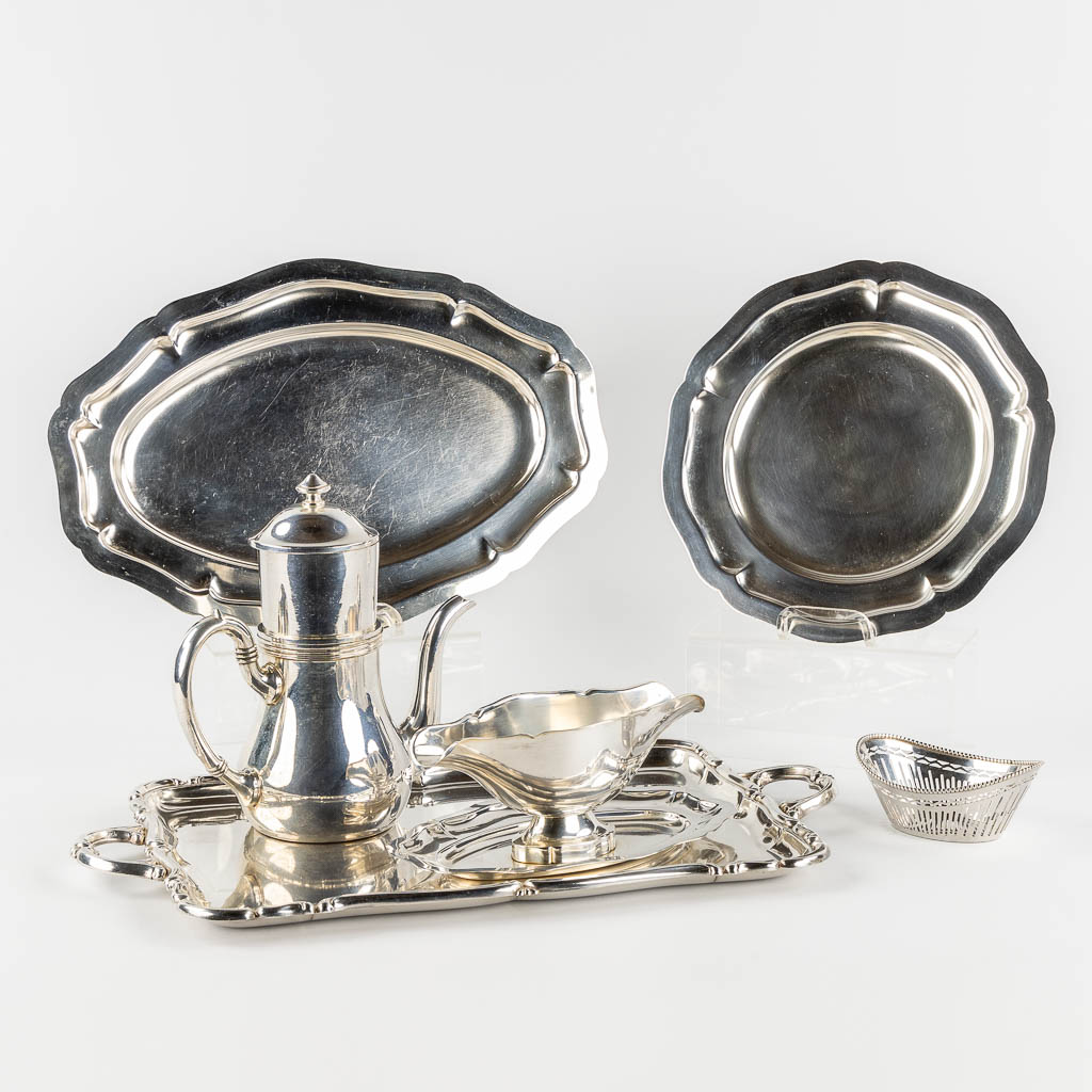 Lot 014 A collection of silver-plated serving accessories, saucer, coffee pot and a basket. (L:32 x W:52 cm)