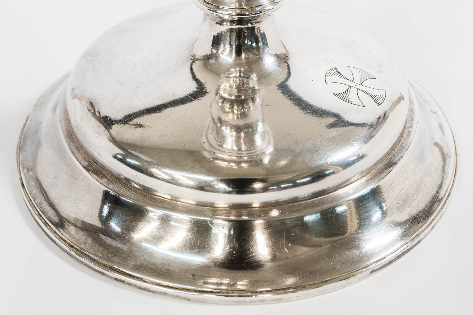 Een uitzonderlijke kelk uit massief zilver, gemaakt in Ieper door Johannes Baelde in 1725. 