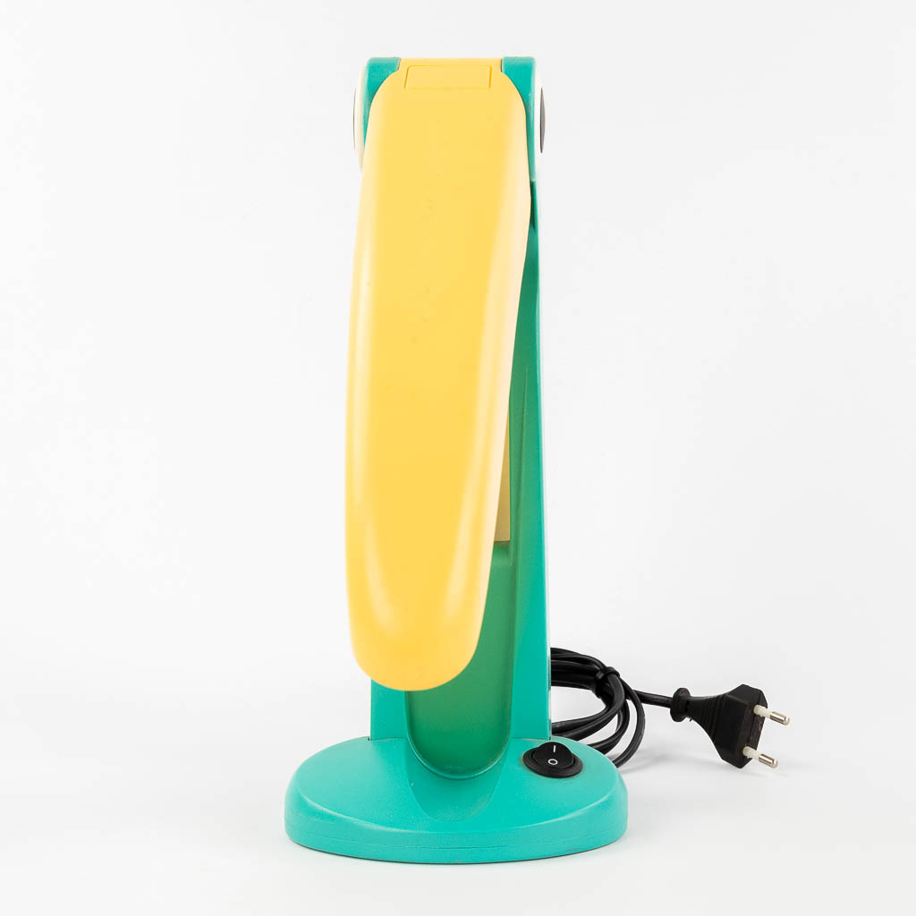 Fantasia Verlichting, een tafellamp in de vorm van een toekan. Laat 20ste eeuw. (L: 13 x W: 13 x H: 29 cm)