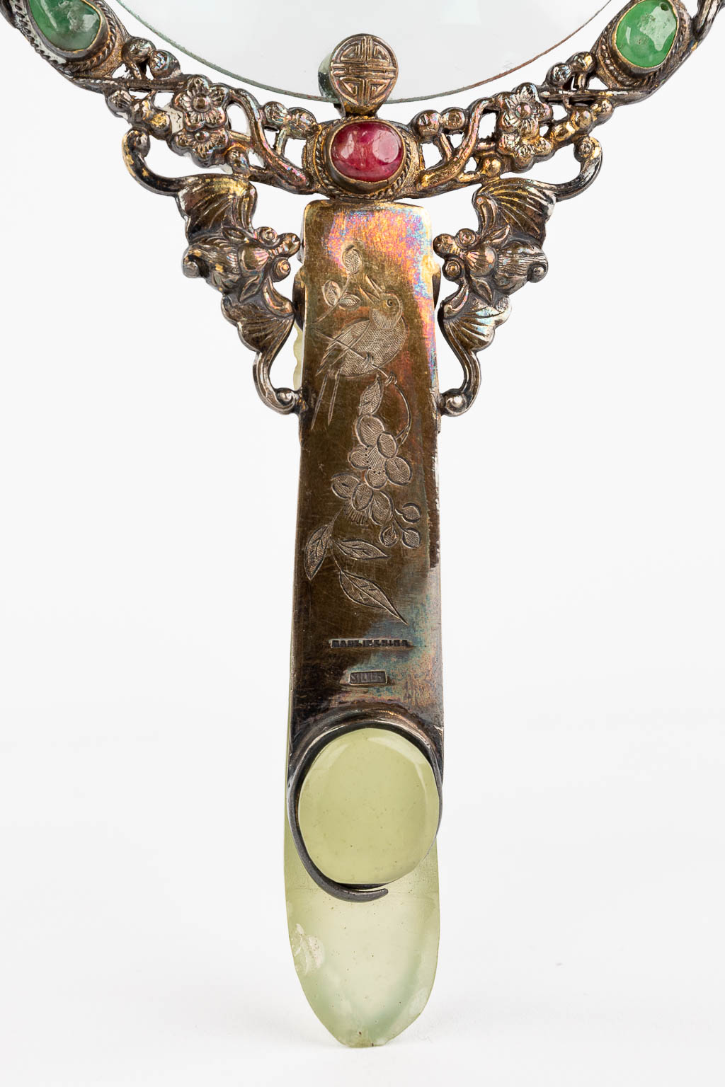 Een antiek vergrootglas versierd met vleermuizen en half-edelstenen, vermeil zilver. (H: 18,5 x D: 9,5 cm)