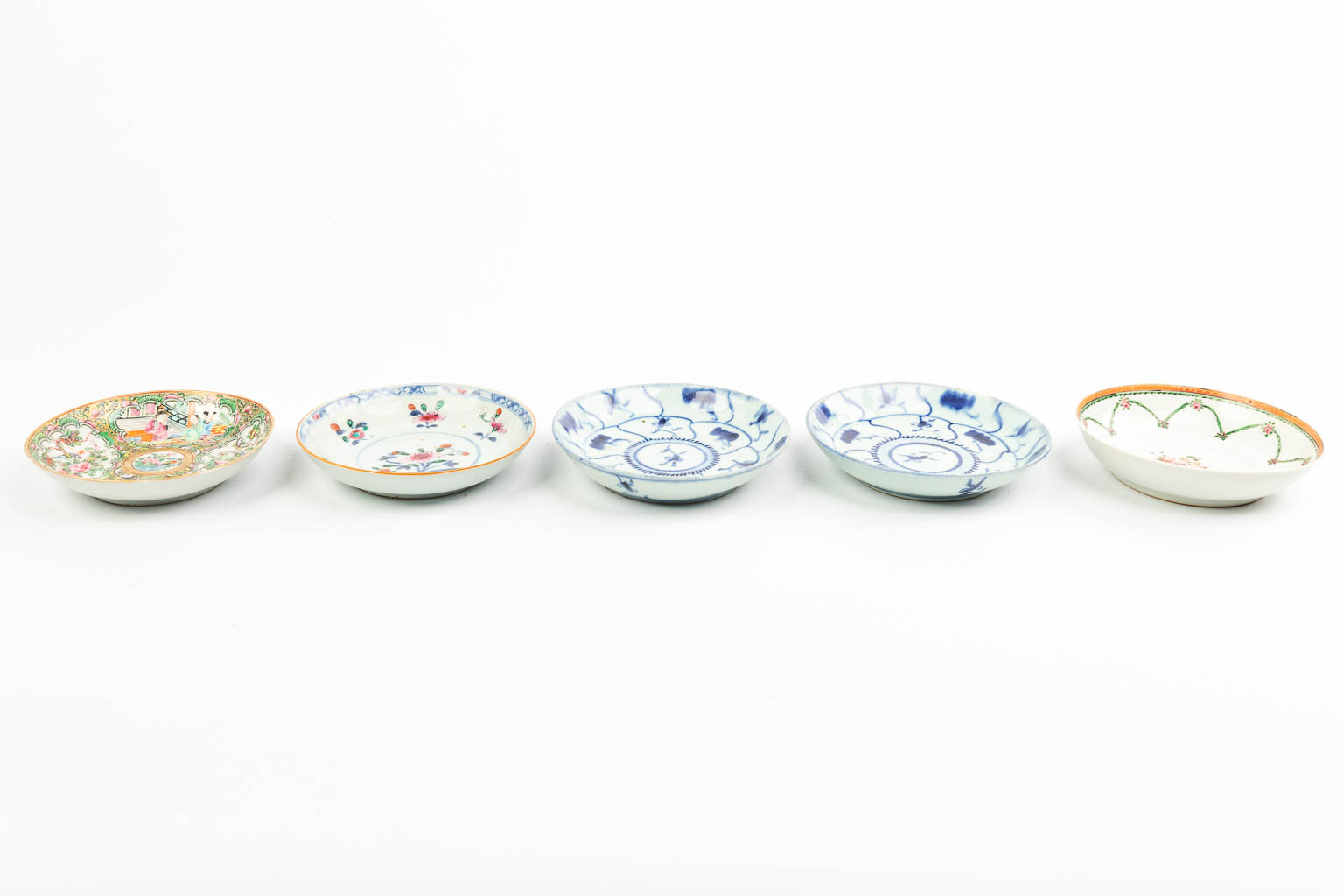 Een collectie van 5 bordjes gemaakt uit Chinees porselein met verschillende origines. 
