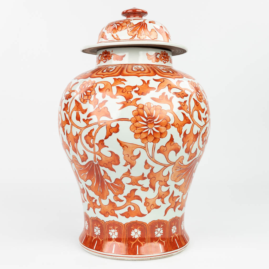 Een Chinese vaas gemaakt uit porselein met decor van rode bloemen. (H:39cm)