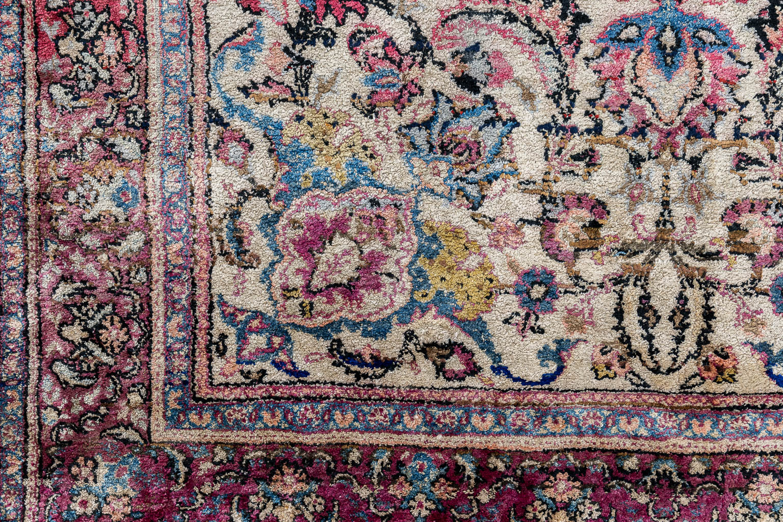 An Oriental hand-made carpet, Kashan, silk. (L:210 x W:135 cm)