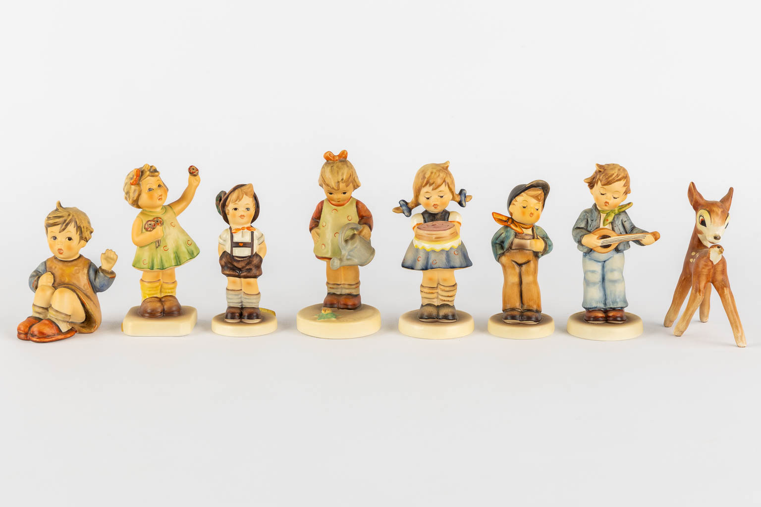 Hummel, 20 figurines, polychrome porcelain. (H:18 cm)