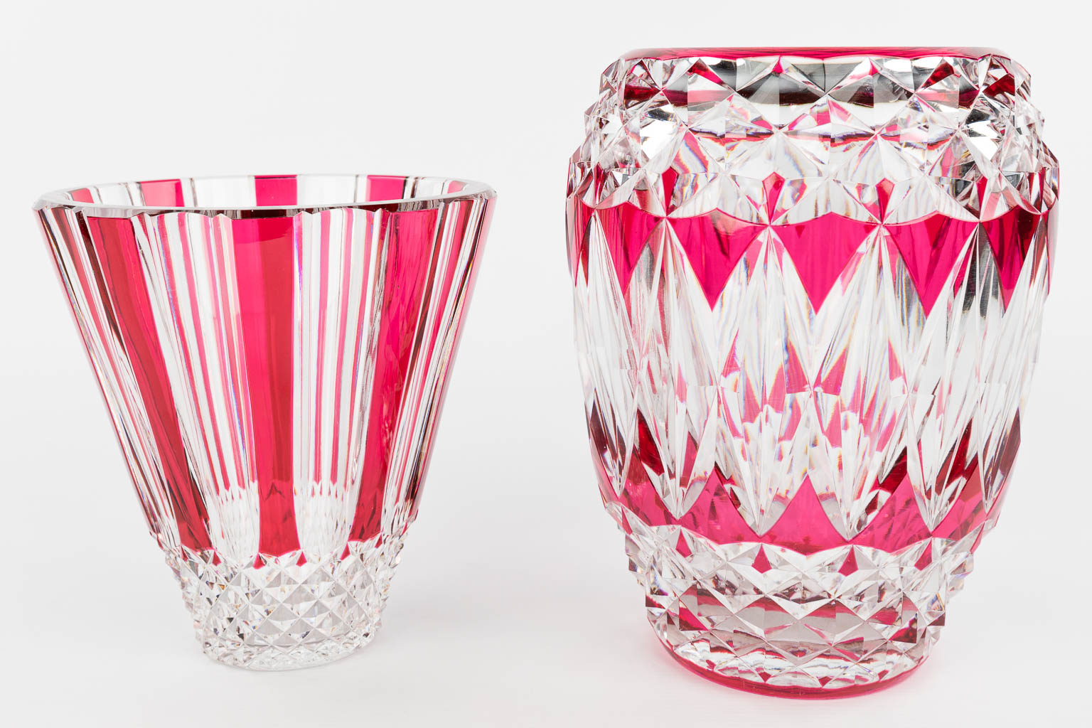 A pair of vases made of red cut crystal for Val Saint-Lambert. (H:25cm)