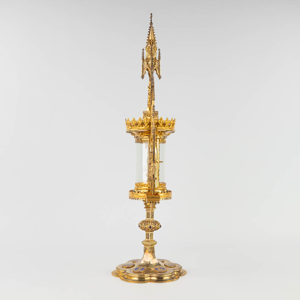 A large Tower Monstrance, gilt brass in a gothic revival style. Probably  Bourdon, Ghent. 20ste eeuw. (L:20 x W:26 x H:72 cm)