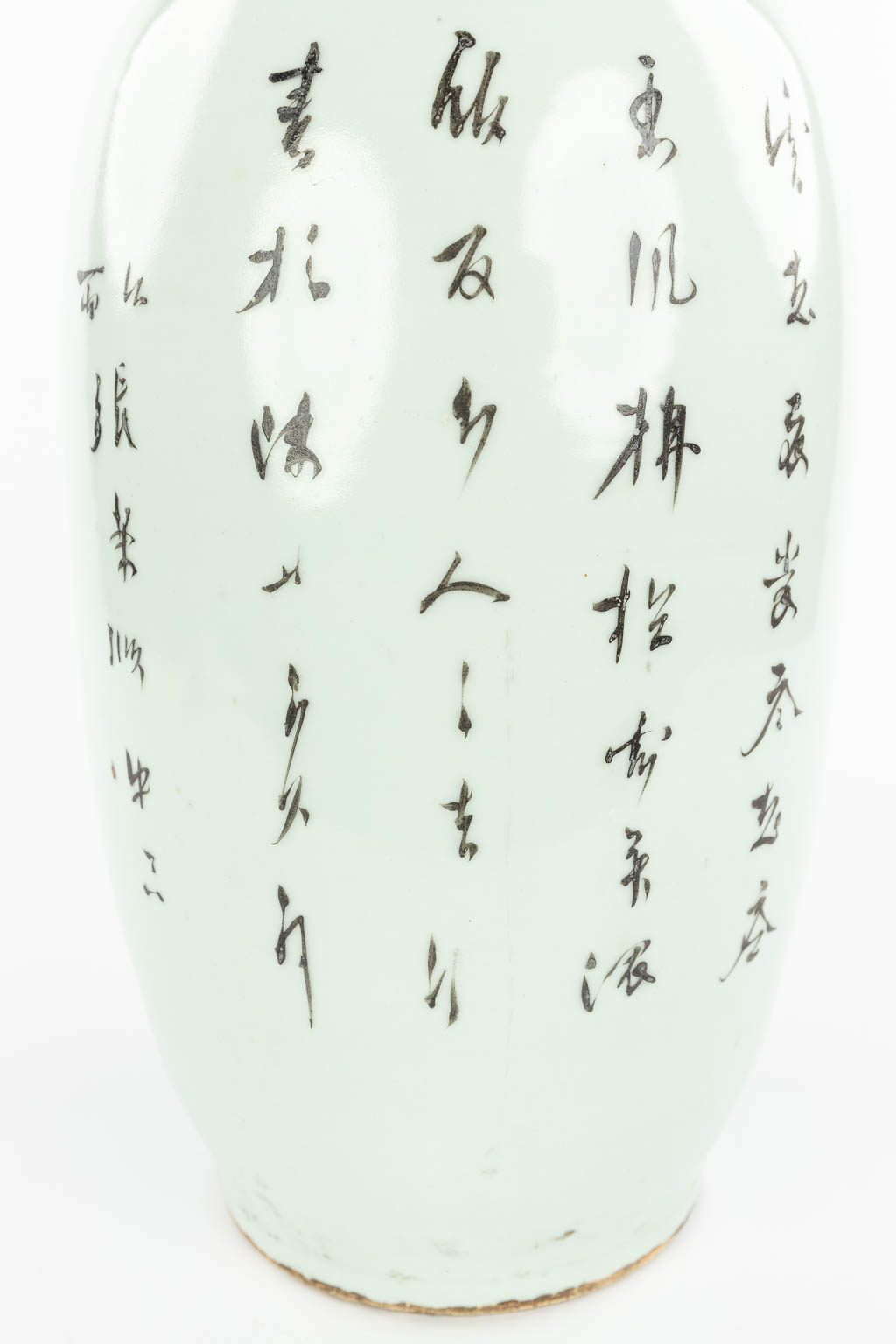 Een Chinese vaas gemaakt uit porselein en versierd met hofdames en muzikale kinderen (H:57cm)