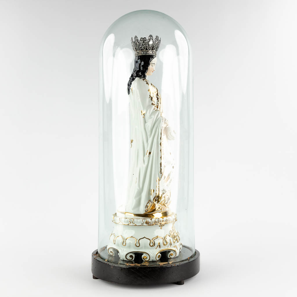 Een grote figuur van Madonna staande onder een glazen stolp. Vieux Bruxelles, 19de eeuw. (W:23 x H:58 cm)
