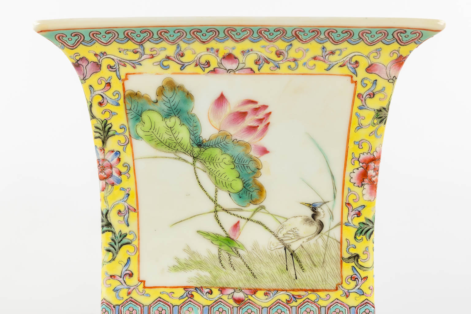 Een Chinese Famille Rose cache pot met decor van fauna en flora. (L:18 x W:18 x H:17,5 cm)