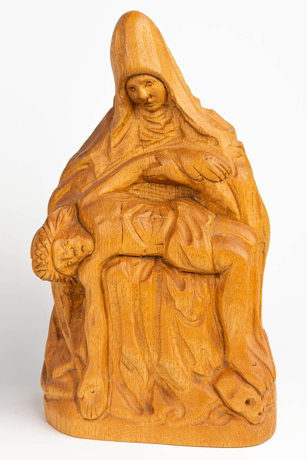 Een collectie van 3 beelden gemaakt uit gesculpteerd hout van Heilige figuren. (H:78cm)