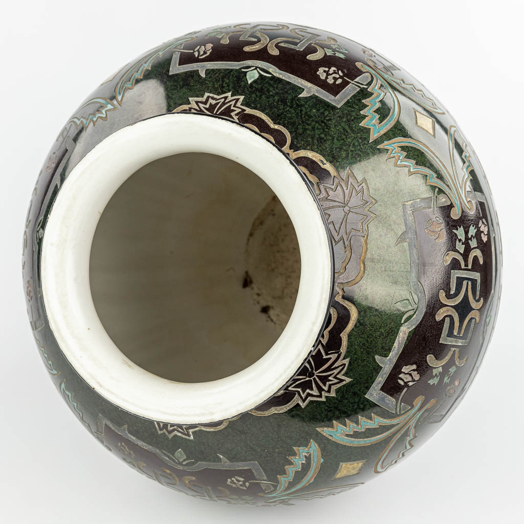 Een decoratieve vaas, gemaakt uit geglazuurd porselein met reliëfdecor. (H:52cm)