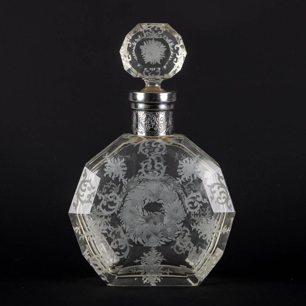Een parfumfles, geëtst en gemonteerd met zilver. Glas, 19de eeuw. (L:8 x W:17 x H:26,5 cm)