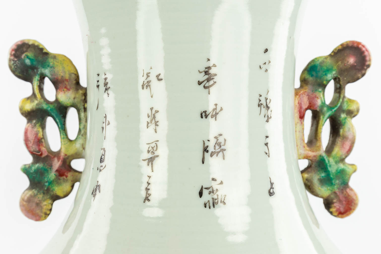 A Chinese vase made of porcelain and decorated with wise men. (H:57cm)