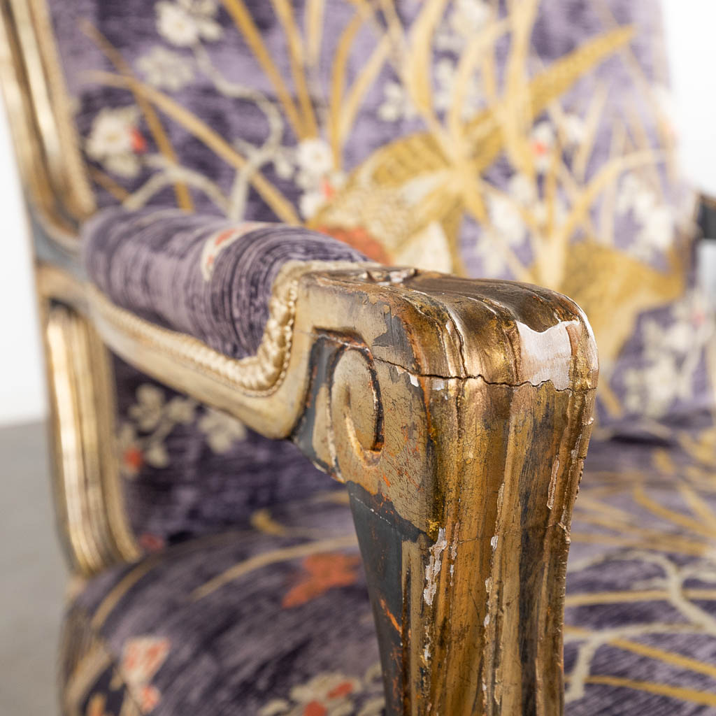 Een paar gepatineerde Lodewijk XV-stijl armstoelen, overtrokken met stof, decor van fazanten. (D:75 x W:75 x H:88 cm)