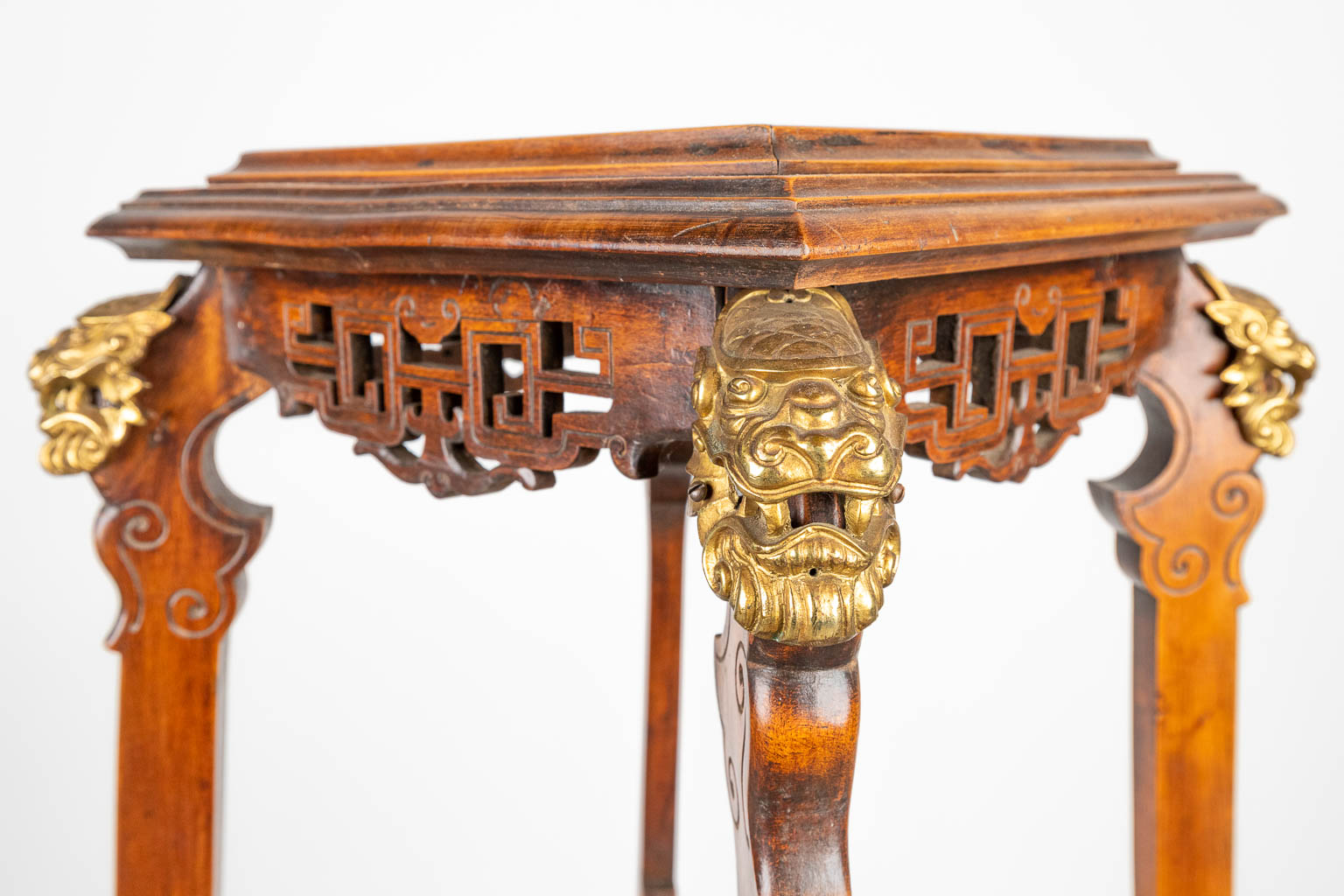 Gabriel VIARDOT (1830-1906) een staander gemaakt uit hout met marmer en gemonteerd met brons. 