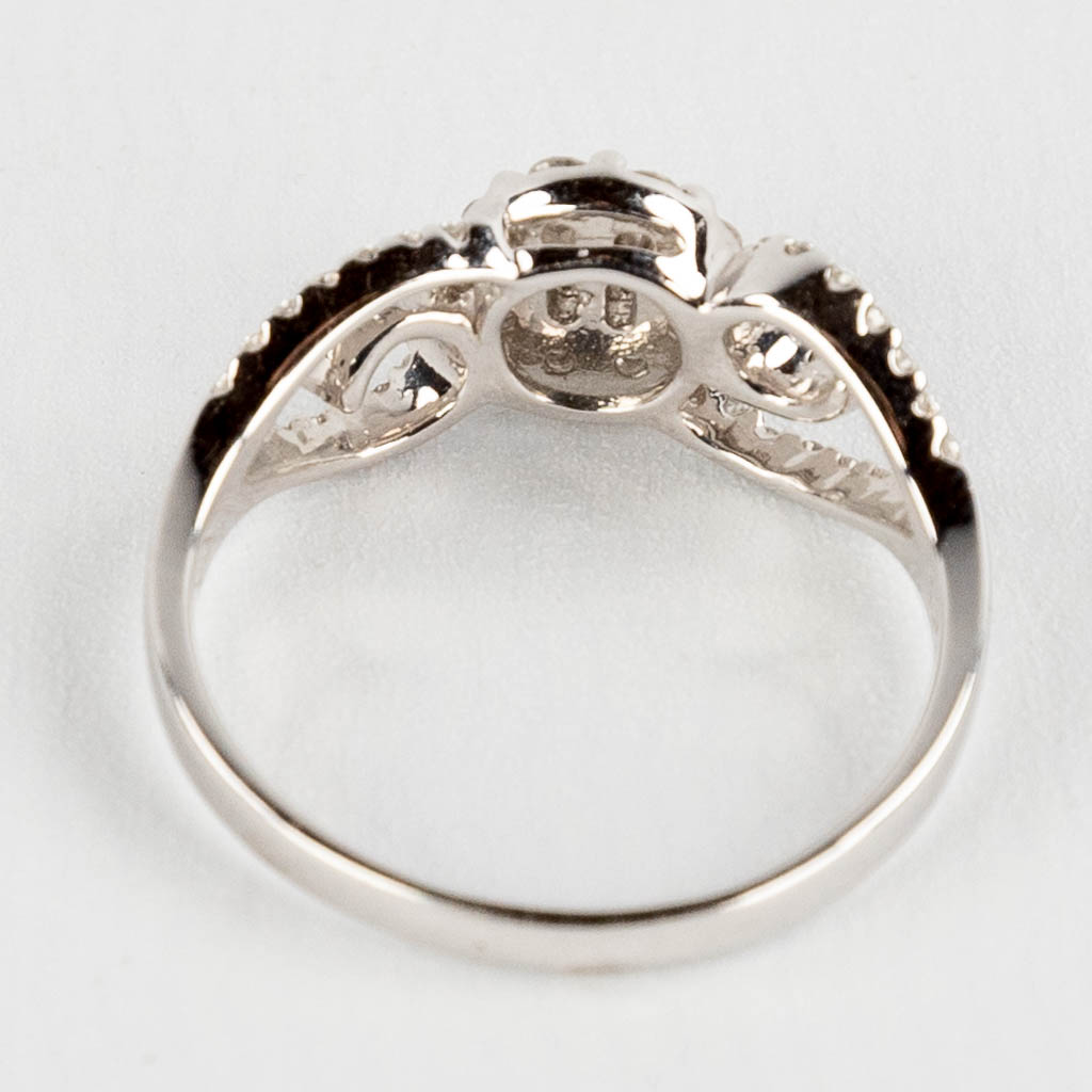 Een ring, 18 kt wit goud, diamanten 0,67ct, ringmaat 55.