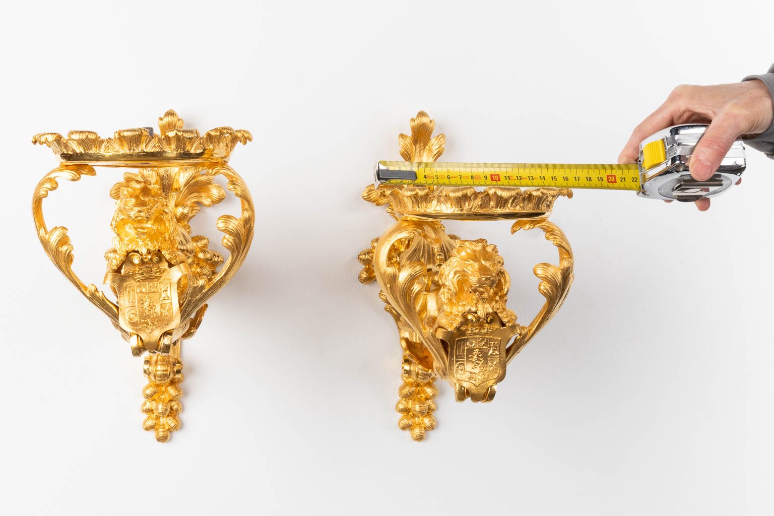 A pair of wall lamps or candle holders, lions with a heraldic image. Gilt bronze. Circa 1900. (D:35 x W:20 x H:35 cm)
