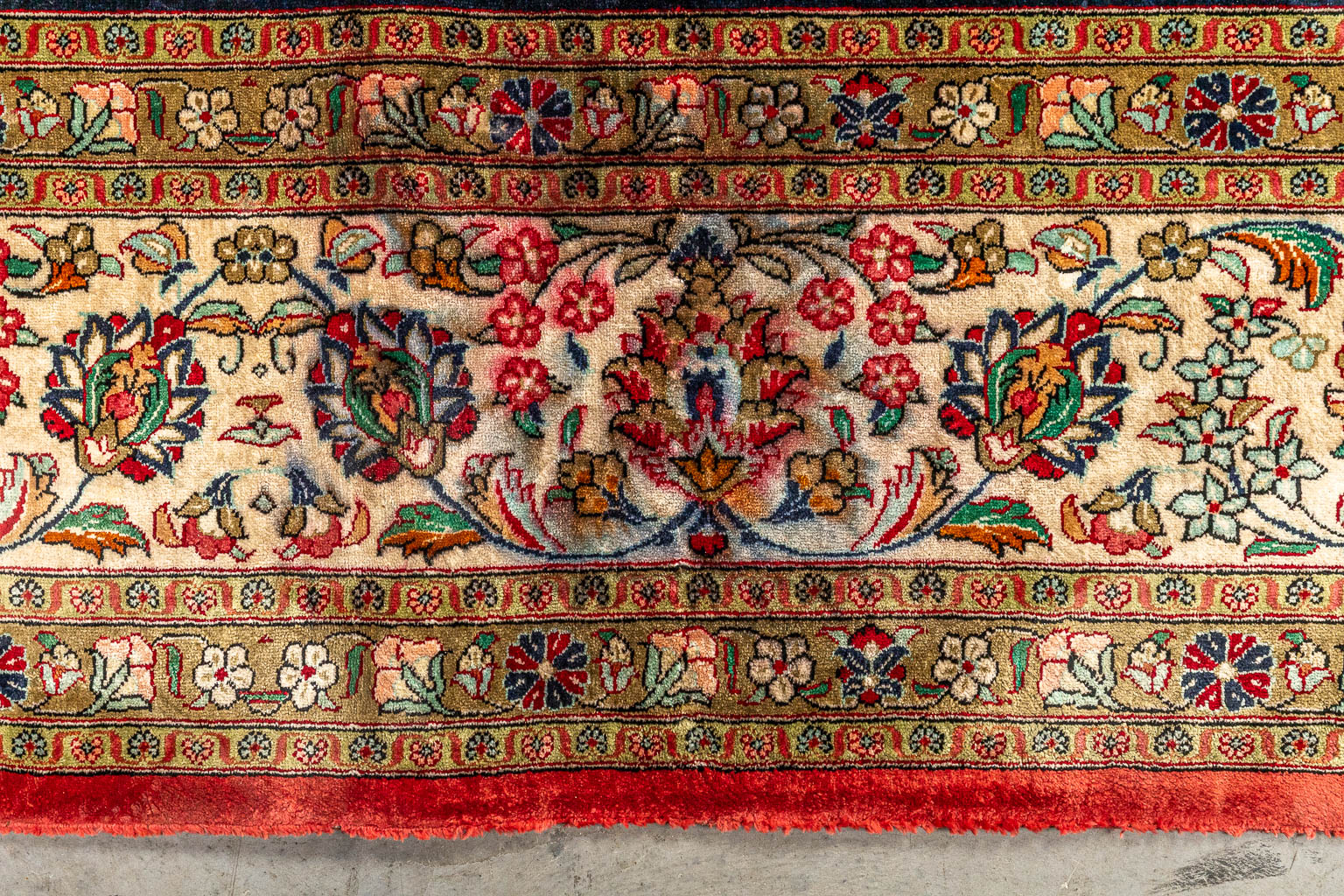 An Oriental hand-made carpet made of silk, decorated with birds and flowers. Keshan. (200 x 310 cm)
