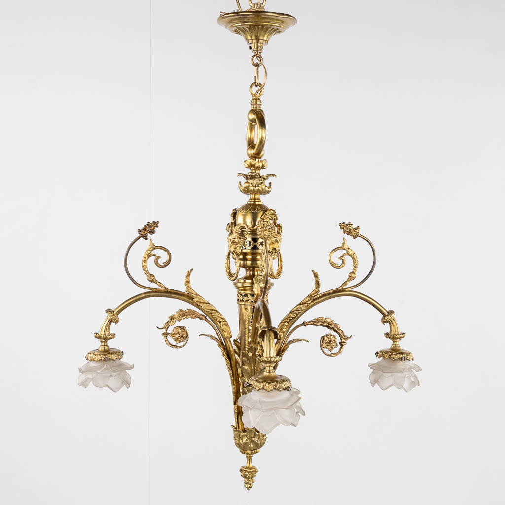 Een luchter, brons afgewerkt met ramskoppen. Lodewijk XVI stijl. (H:93 x D:66 cm)