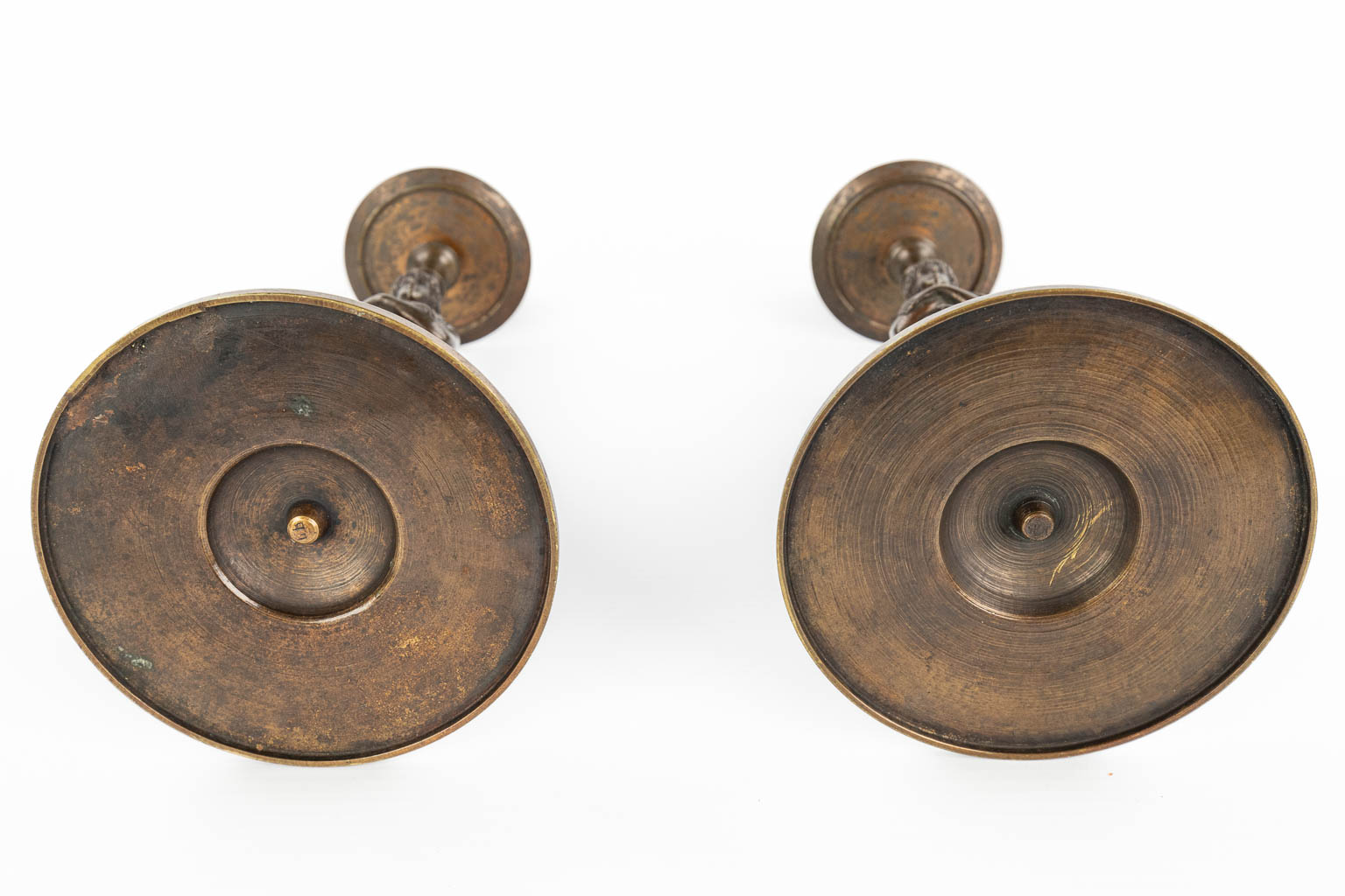 Een paar karyatide kandelaars gemaakt uit gepatineerd brons, Empire Stijl, 19de eeuw. (H:23cm)