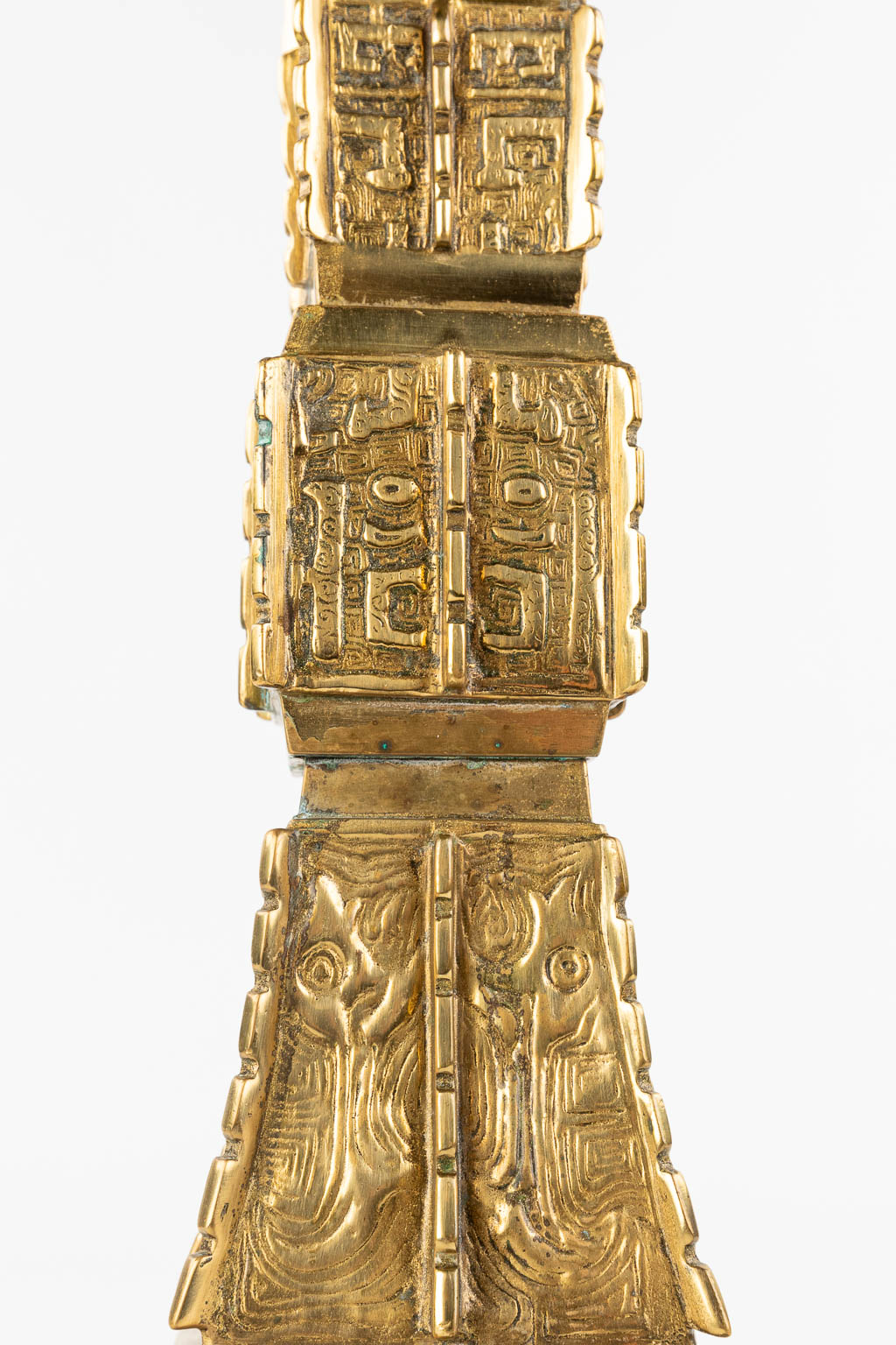 Een Chinese Gu vaas gemaakt uit gepolijst brons. (H:43cm)