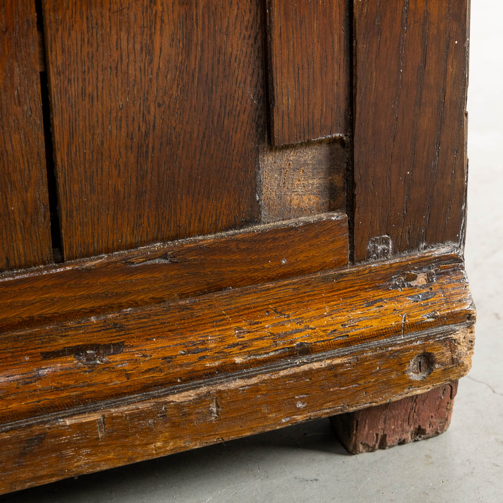 Een antieke commode, deuren en lades. Gesculpteerd eik. 18de eeuw. (L:55 x W:108 x H:109 cm)