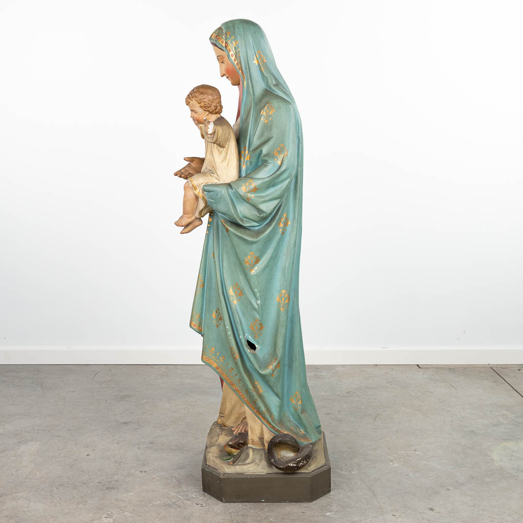 een beeld van Madonna met kind, staande op het serpent. gemaakt uit gepolychromeerd plaaster. (H:123cm)