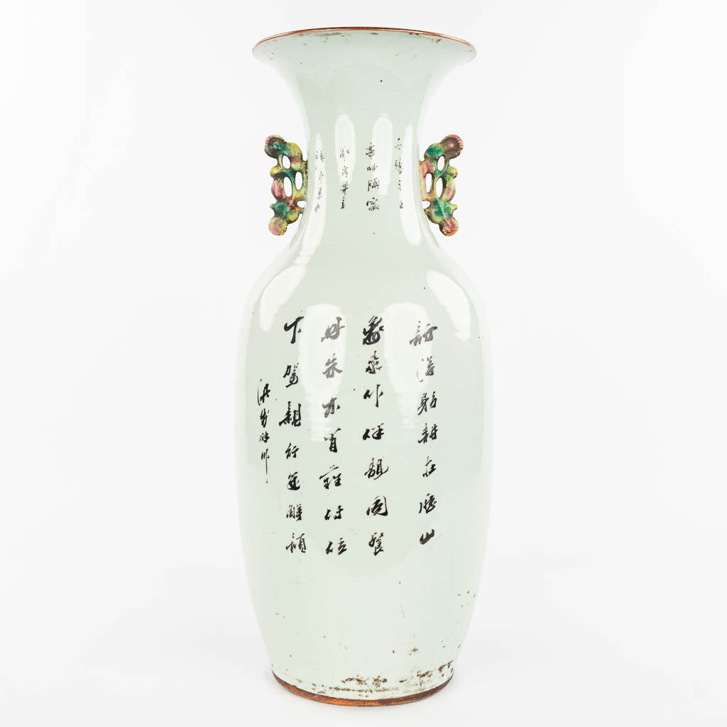 Een Chinese vaas gemaakt uit porselein en versierd met wijzen. (H:57cm)