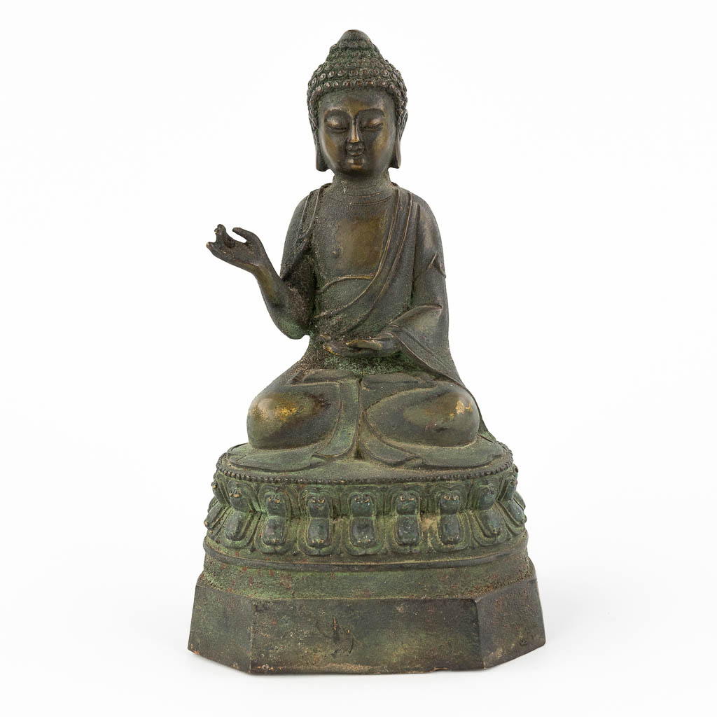  Een antieke Oosterse buddha gezeten op een lotusbloem, brons. 19de/20ste eeuw. 