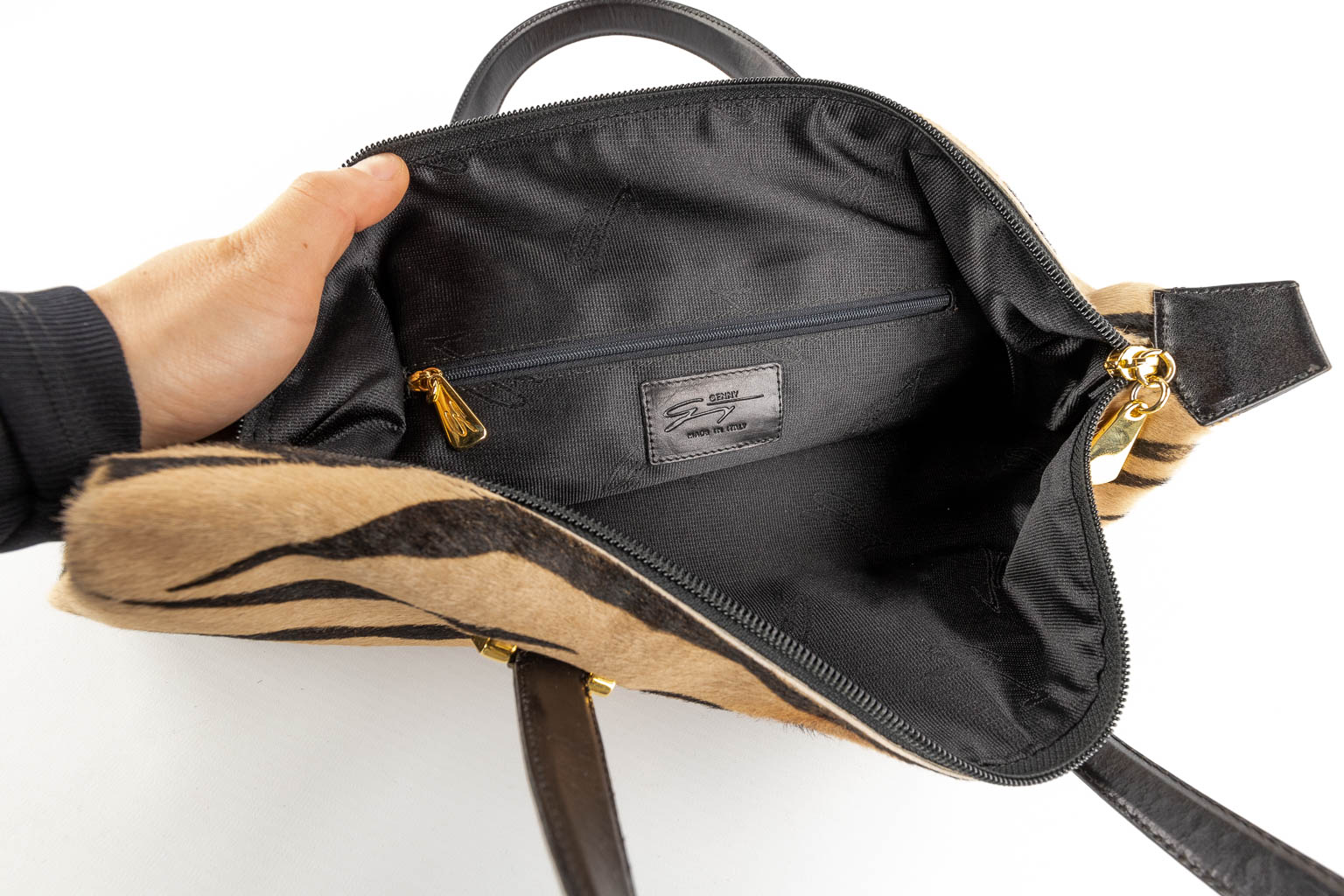 Genny, a handbag made of horse leather. (D:15 x W:32 x H:28 cm)