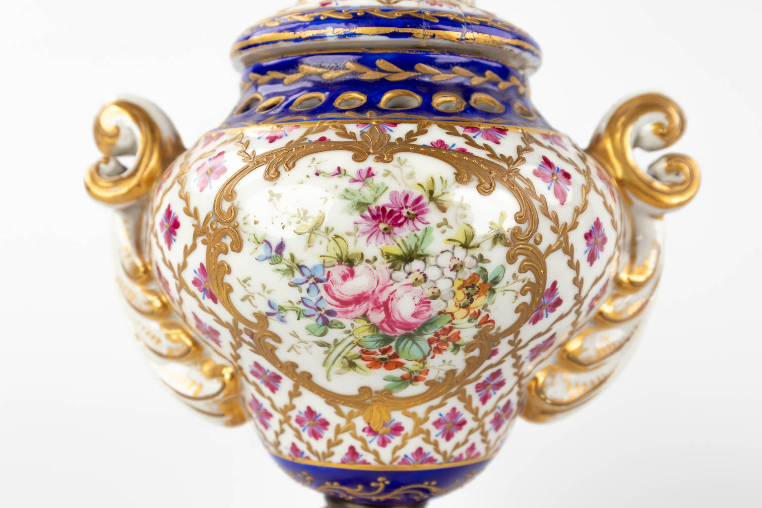 A pair of vases, Sèvres porcelain, 19th C. (L: 11 x W: 14 x H: 20 cm)