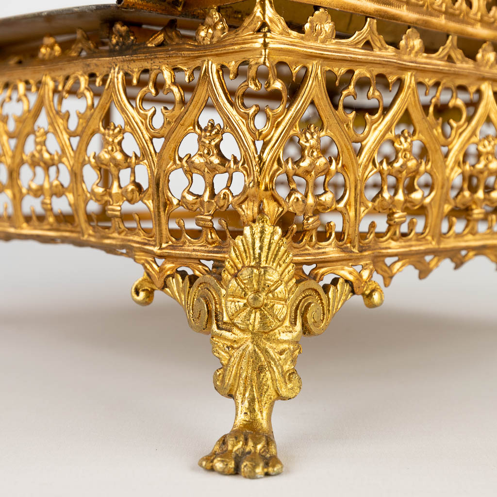 A small lectern, brass in a gothic revival style. 19th C. (D:25 x W:25 x H:27 cm)