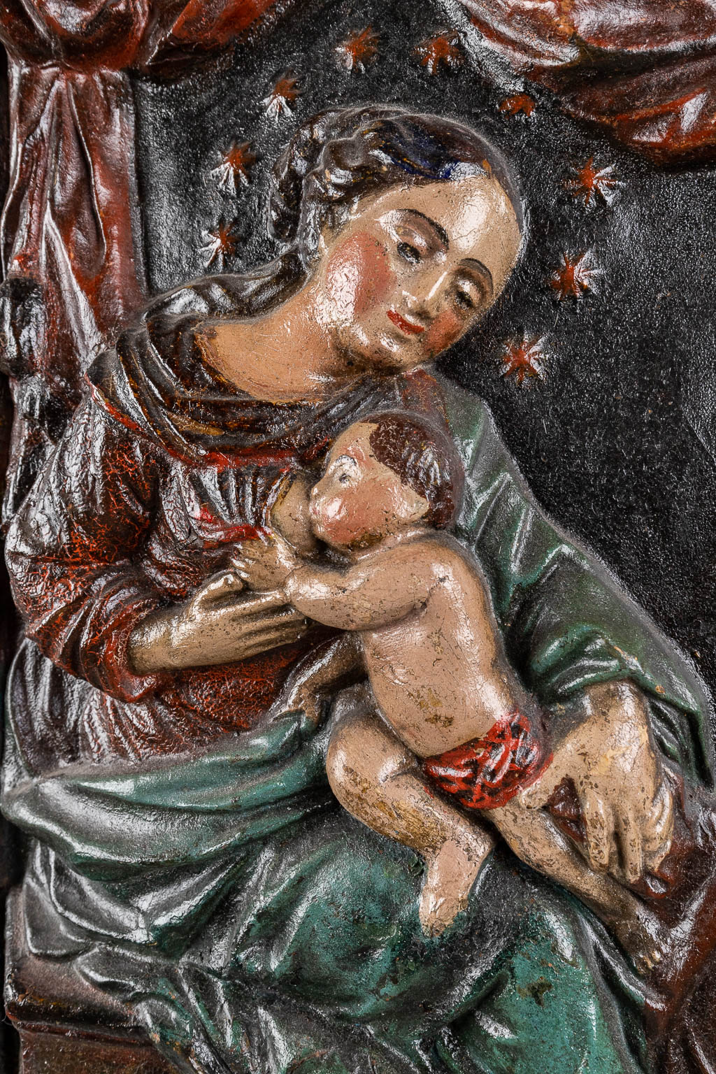 Moeder met zogend kind, een afbeelding in Papier-Maché. Waarschijnlijk Italië. 18de/19de eeuw. (W:53 x H:67 cm)