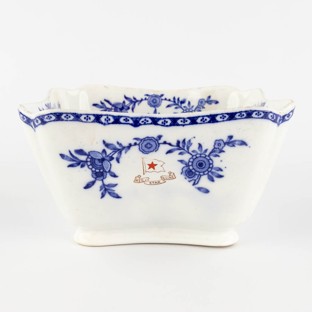Red Star Line, a salad bowl, blue-white delftware decor, for the Second Class restaurant. Late 19th C. (D:21,5 x W:21,5 x H:11 c