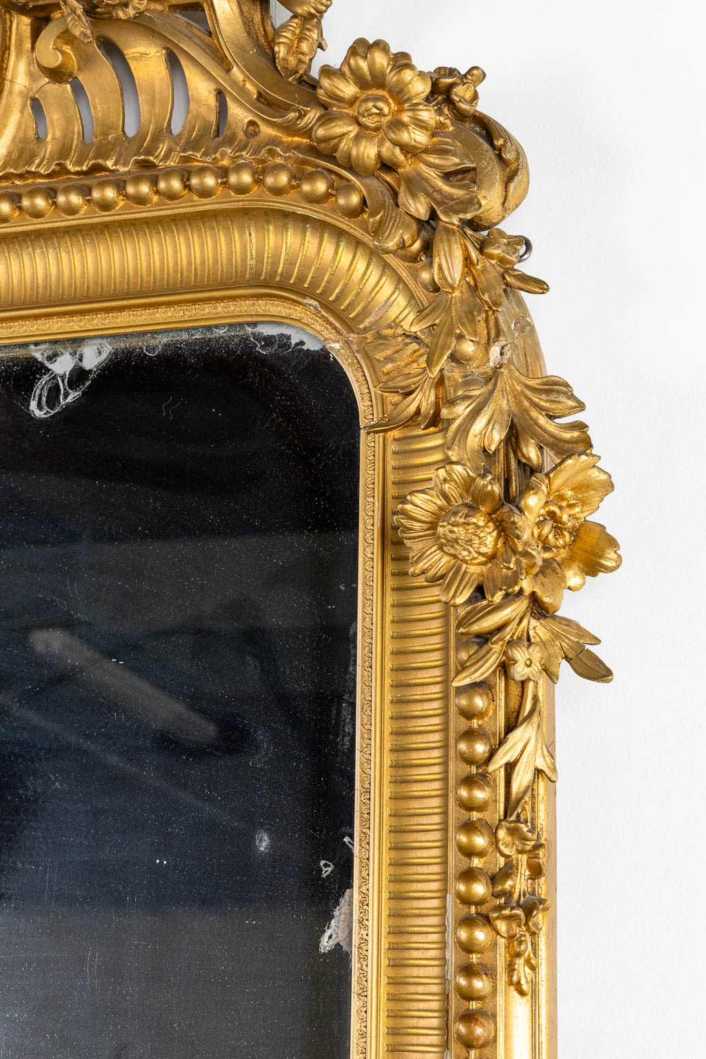 Een grote antieke spiegel, decor met putti in Lodewijk XV stijl. Circa 1900. (W:130 x H:225 cm)