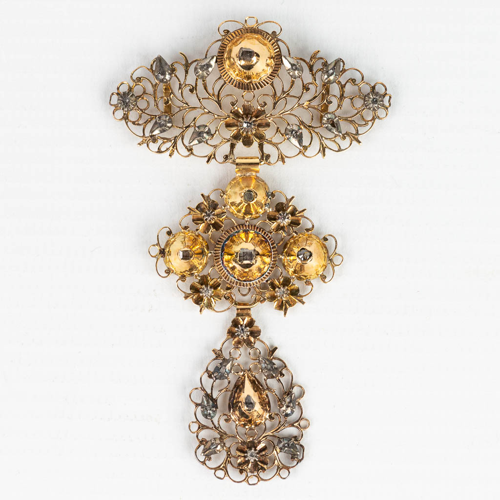 An antique brooch decorated with diamonds and made of 18 kt yellow gold. 18th century. (H:8cm)