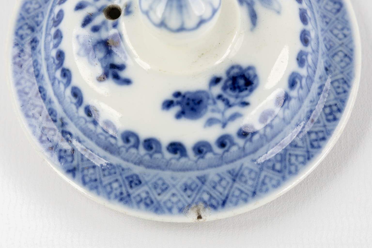 Drie Chinese en Japanse theepotjes, blauw-wit decor. (W:20 x H:14 cm)