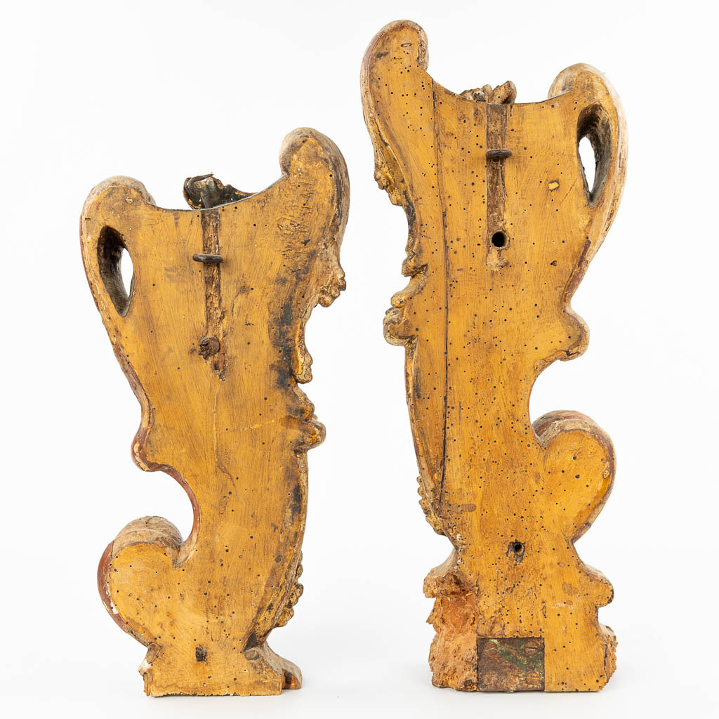 Een paar Voluten voor een altaar, gemaakt uit verguld en gesculpteerd hout. 17de/18de eeuw. (H:51cm)