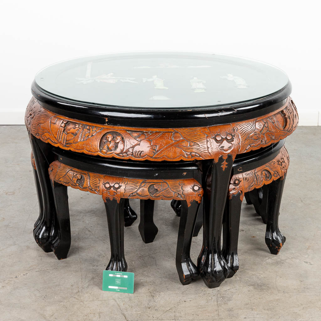 A large Chinese coffee table with 4 smaller tables. (H:52cm)