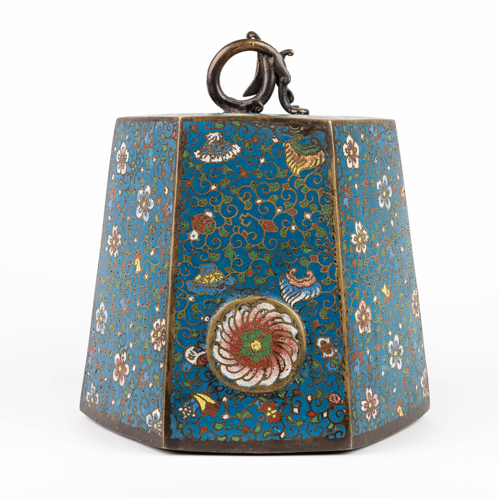 Een antieke ceremoniële gong, versierd met champleve email. (H:28cm)