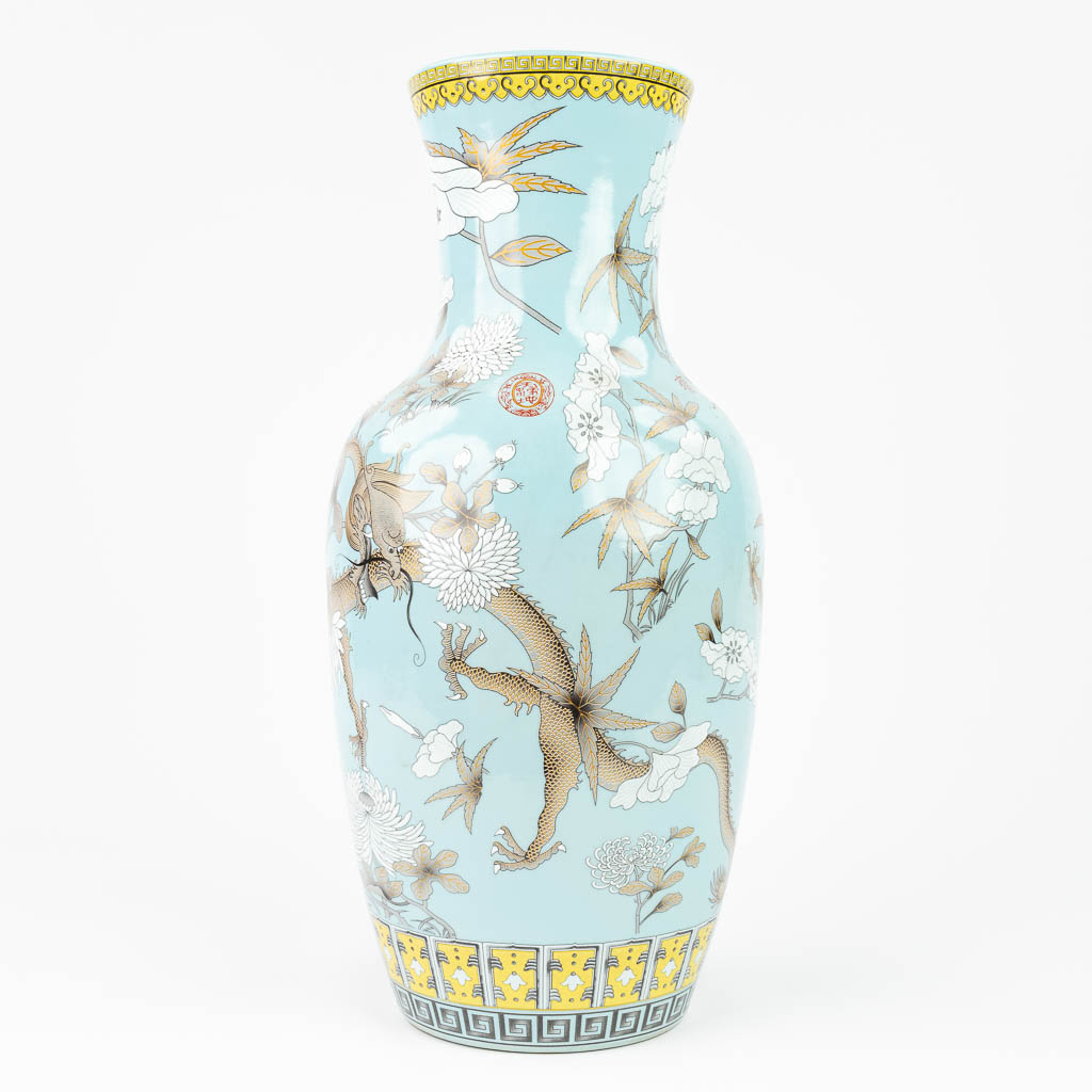 Een Chinese vaas gemaakt uit porselein en afgebeeld met draken. Gemerkt Yong Qing Chang Chun. (H: 43 x D: 20 cm)