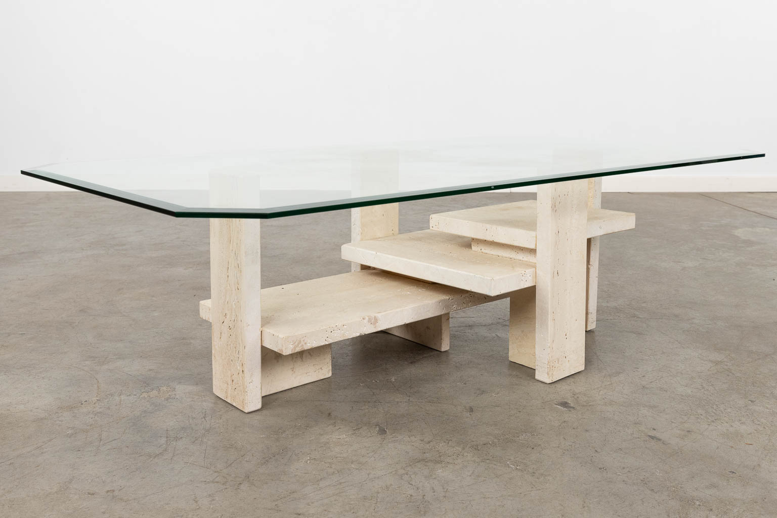 Willy BALLEZ (XX)(attr.) a mid-century travertine coffee table. (D:65 x W:125 x H:36 cm)