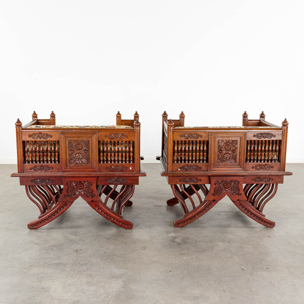 Een paar Oosterse stoelen, 20ste eeuw. (D:63 x W:89 x H:75 cm)