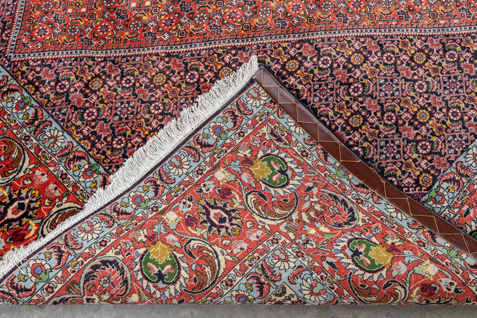 Een Oosters handgeknoopt tapijt, Bidjar (D:305 x W:256 cm)