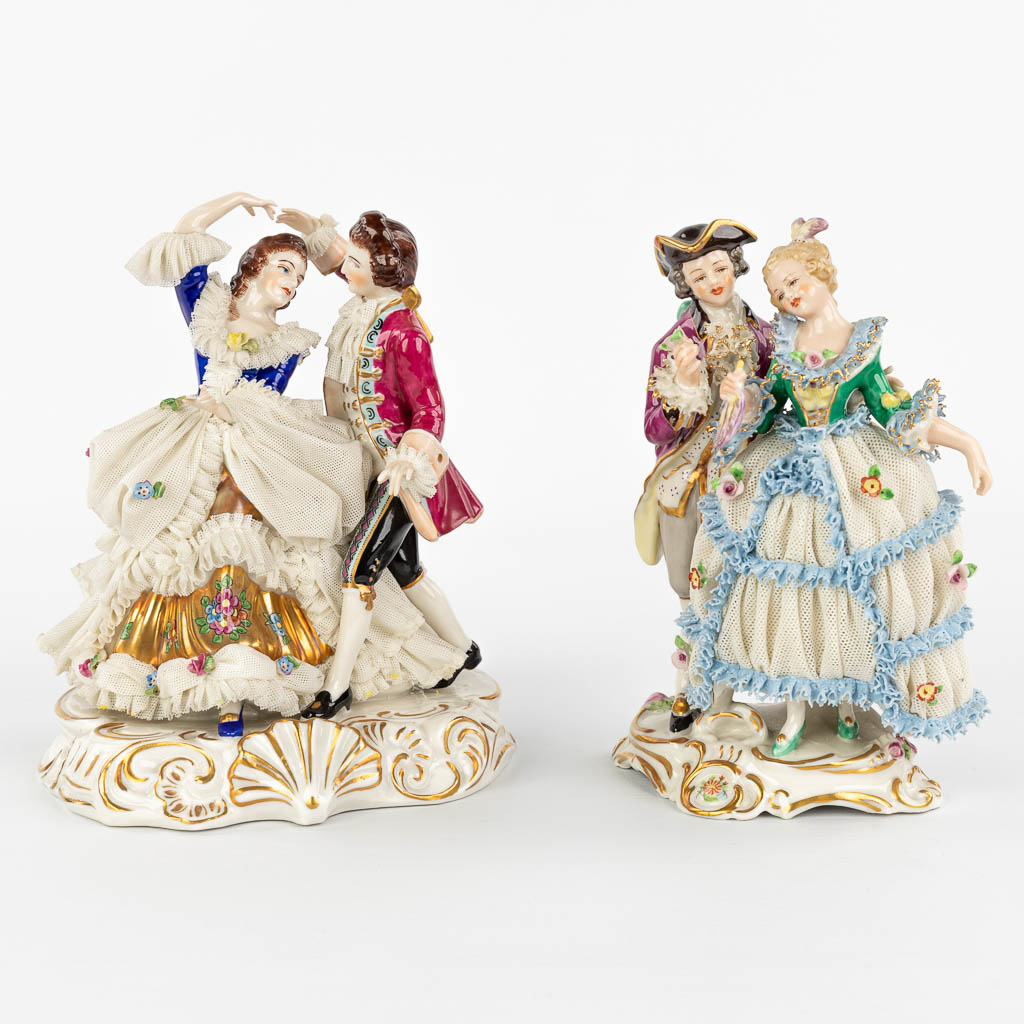 Een paar porseleinen figuren met 'Robe Porcelaine', gemaakt in Duitsland en gemerkt Dresden. (H:19cm)