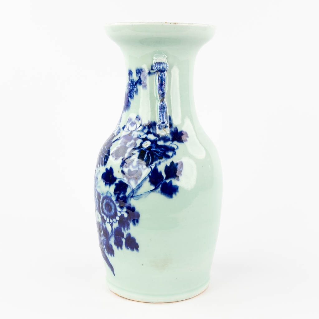 Een Chinese vaas met blauw-wit bloemendecor en celadon glazuur. 19de/20ste eeuw. (H: 42 x D: 21 cm)
