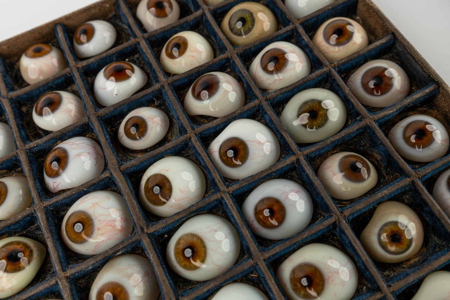Klein-Glitschka Gand, a large collection of glass prosthetic eyes. Circa 1900. (L:21 x W:30 x H:5 cm)