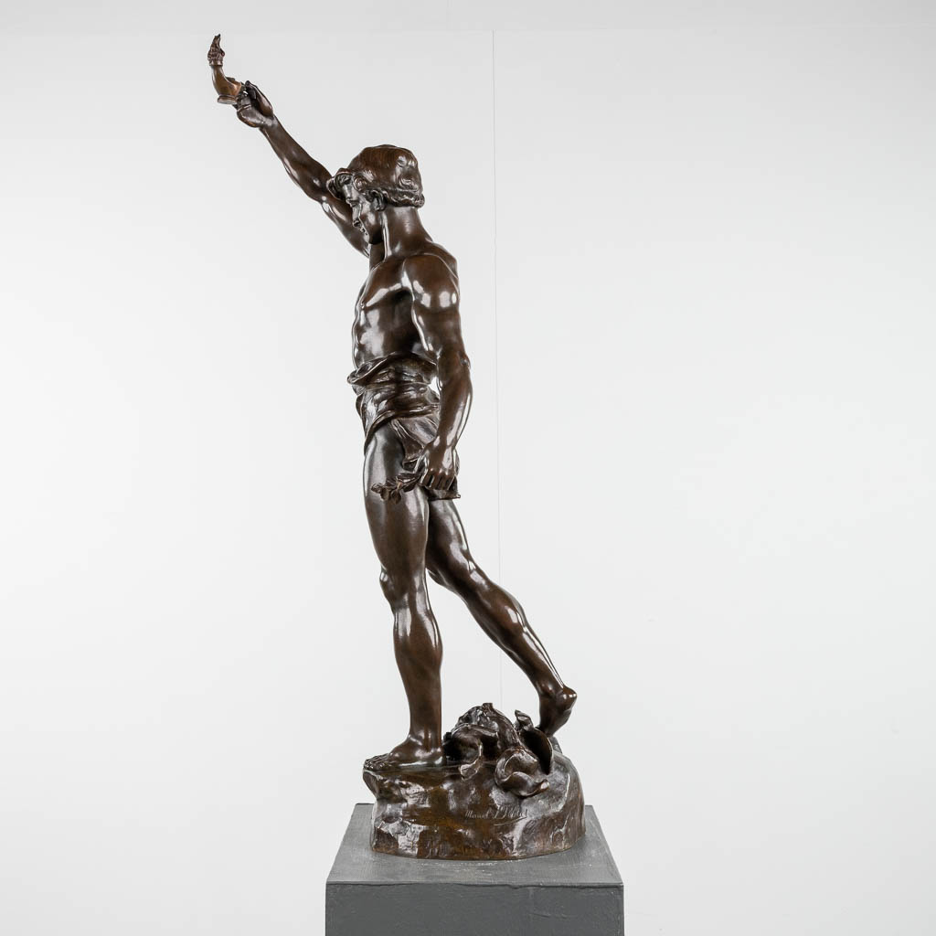 Marcel DÉBUT (1865-1933) ?Le Vainqueur? gepatineerd brons. (L: 40 x W: 30 x H: 91 cm)